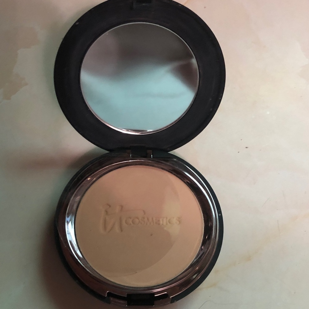 it cosmetics Full Coverage Anti-Aging Hydrating Powder Foundation in Medium - Picture 3 of 6